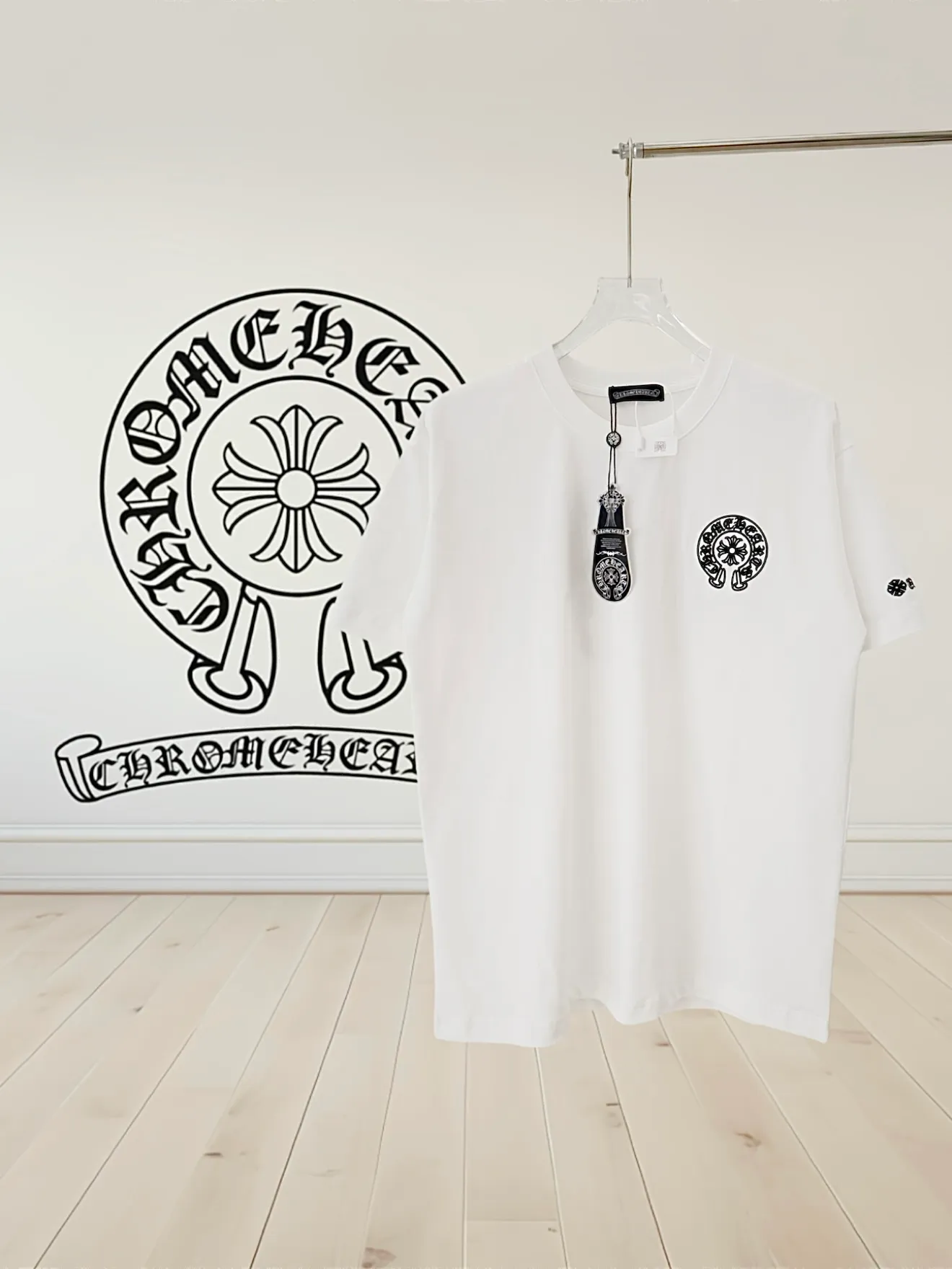 🅿️190 [High quality] Chrome hearts ss25 new first release latest short-sleeved round neck t-shirt, high-end customization, avant-garde and fashionable design! The brand logo is applied to the front and back cuffs using 100,000 needle embroidery techniques. High-end customized 280g fabric. Soft to the touch. Comfortable to wear. Exquisite stitching. Fine workmanship. The upper body effect is incomparably handsome! Same style for men and women, color: white, black size: S to xL